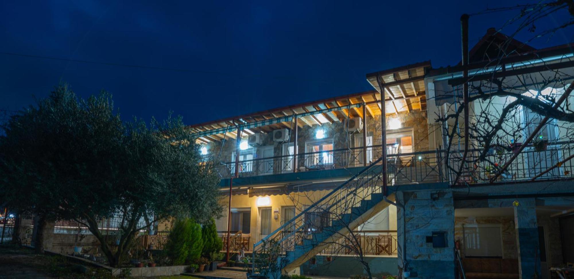 Guesthouse Adonis Káto Loutrákion Dış mekan fotoğraf