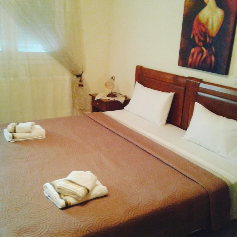 Guesthouse Adonis Káto Loutrákion Dış mekan fotoğraf