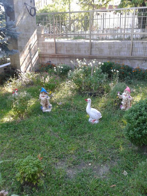 Guesthouse Adonis Káto Loutrákion Dış mekan fotoğraf