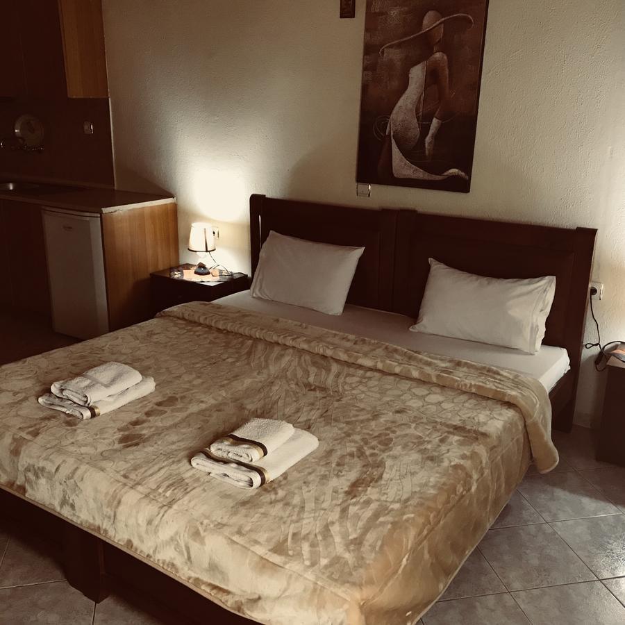Guesthouse Adonis Káto Loutrákion Dış mekan fotoğraf